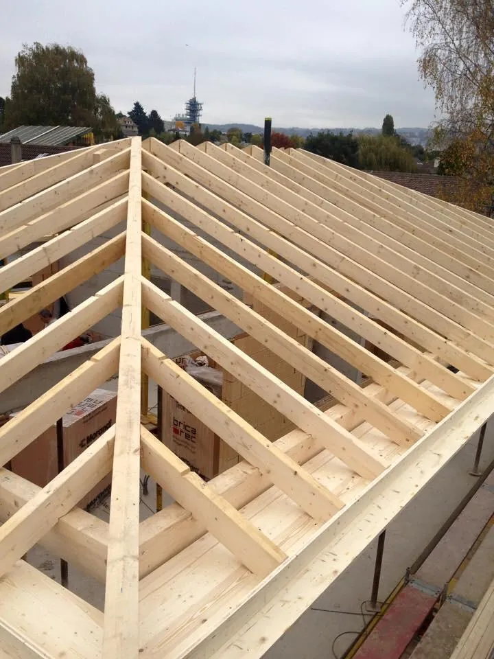 Charpente en bois neuve en cours de montage, vue aérienne