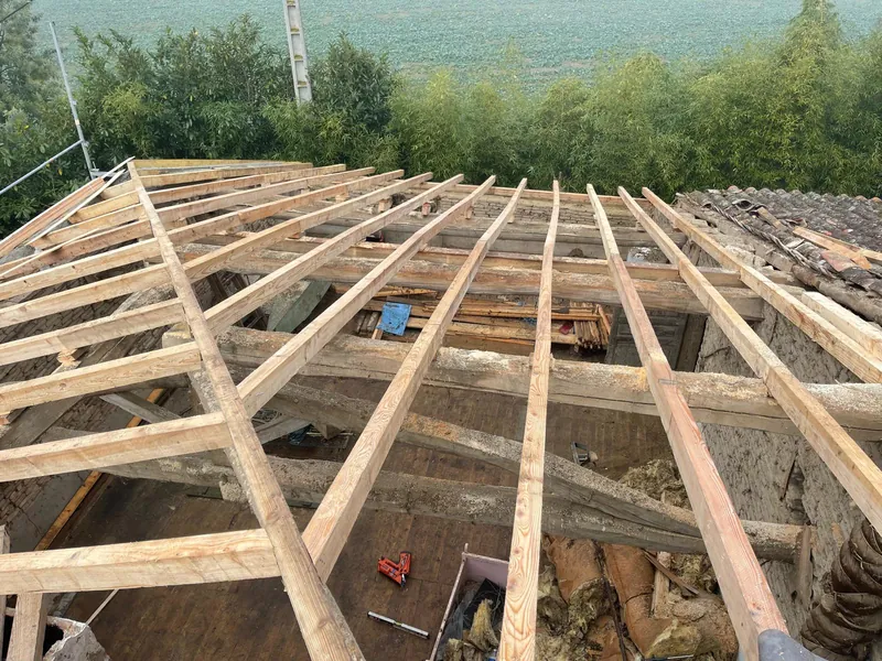 Charpente en bois vue en hauteur, chantier de couverture en cours