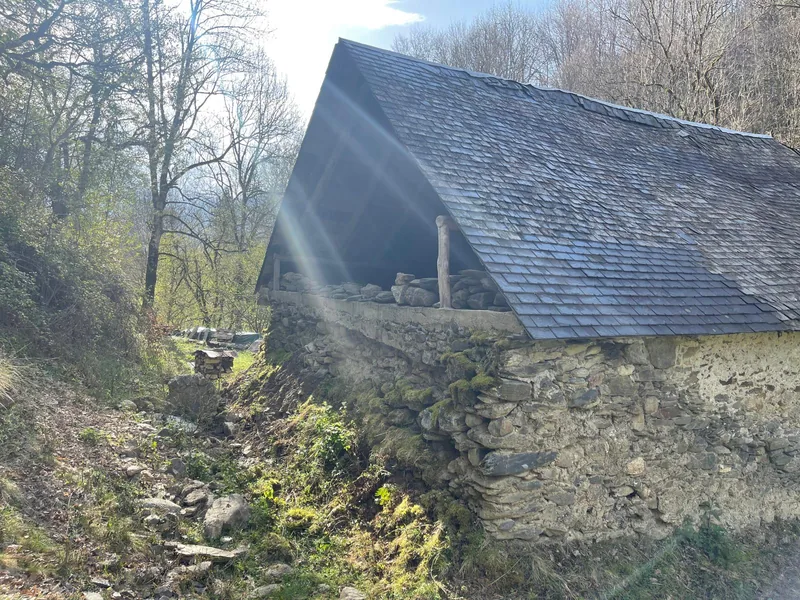 Toiture en ardoise d’une grange en pierre