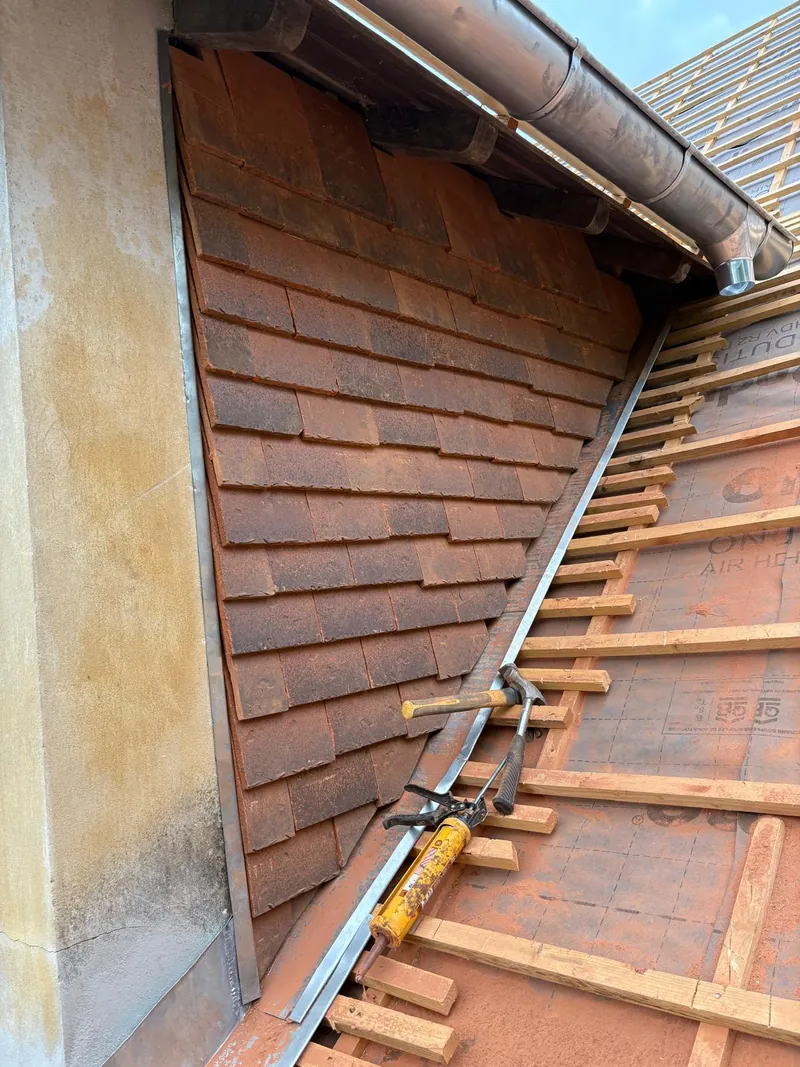 Habillage de tuiles en about de mur, finition de couverture