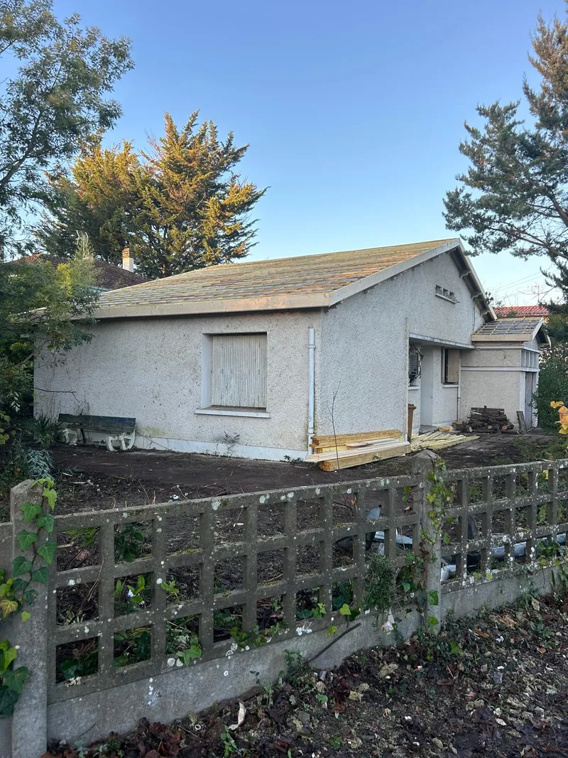 Maison avec toiture en cours de réfection, chantier partiellement avancé