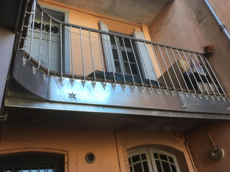 Détail d’un habillage zinc de balcon, ferronnerie ancienne